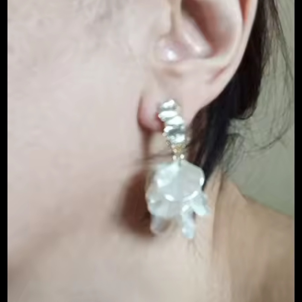 Elegant White Floral Earrings - Picture 4 of 4